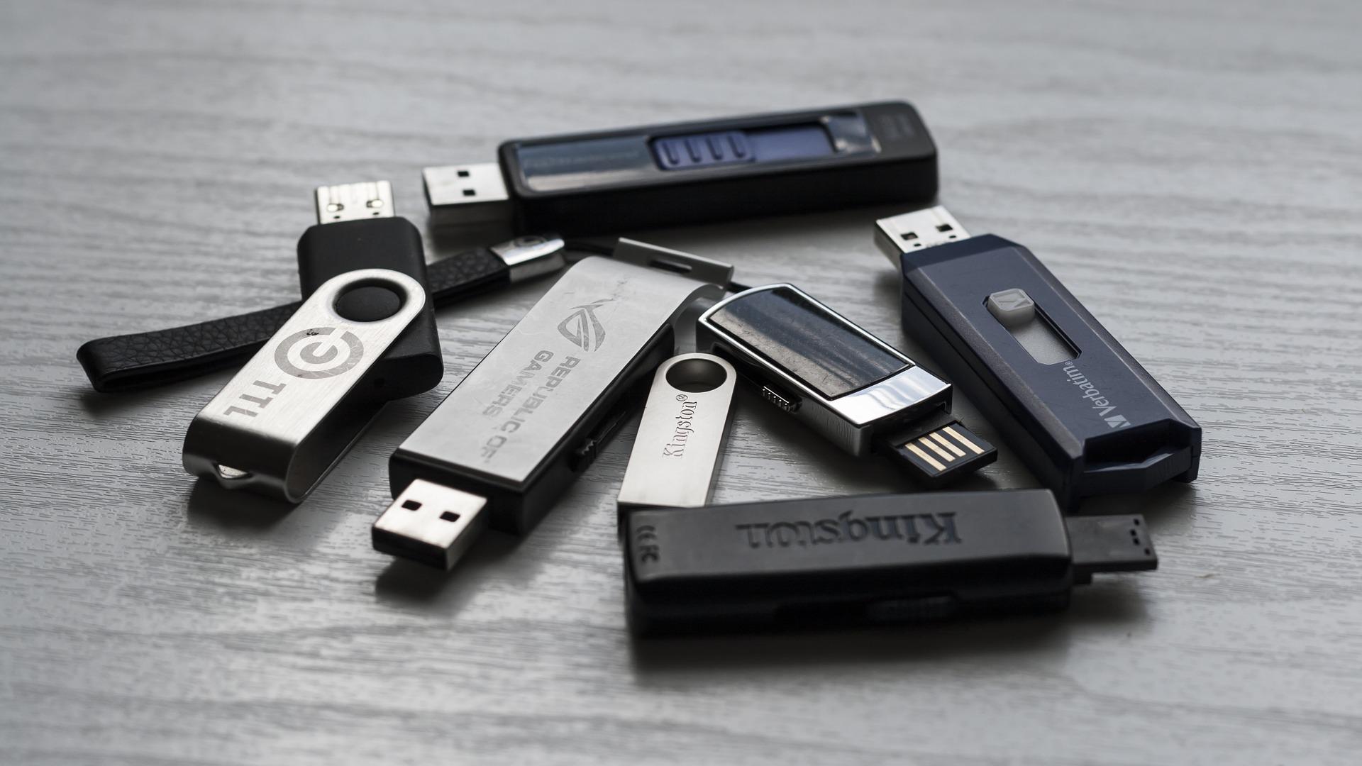 Buzoneo maldito y llave USB maliciosa